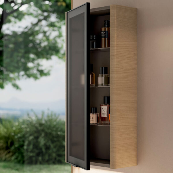 Hänge- und Hochschränke mit Türen aus geätztem Glas oder Spiegeltüren